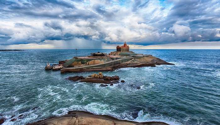 Vue du rocher commémoratif de Vivekananda dans l'océan Indien