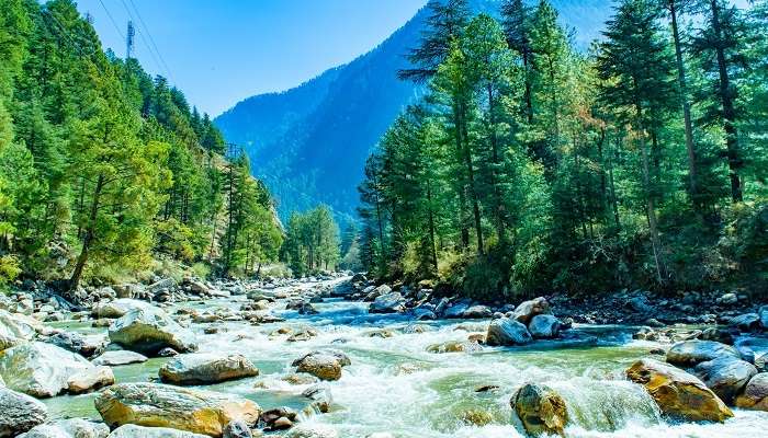 Vue fascinante sur la vallée de la rivière Parvati à Kasol, c'est l'une des meilleur  lieux à visiter en Inde