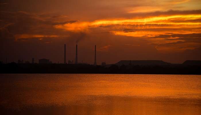 Image de la silhouette de l'aciérie de Bokaro pendant l'heure d'or