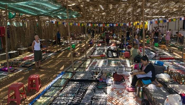 Explorez et faites des achats sur le marché d'Anjuna.