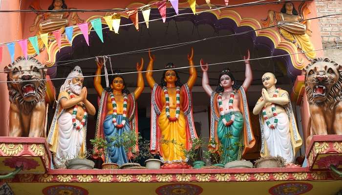 La sculpturre de lord Chaitanya Vaishnava, c'est l'une des meilleur lieux à visiter à l'ouest du bengale