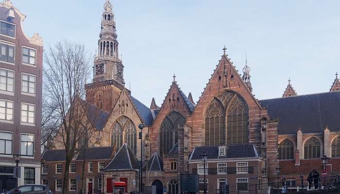 Oude Kerk, c'est l'une des meilleur lieux à visiter à Amsterdam