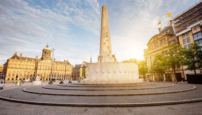 La magmnmifique vue de Matin sur la place du Dam, c'est l'une des meilleur lieux à visiter à Amsterdam