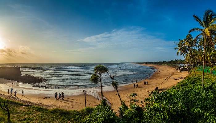 Profitez du coucher de soleil sur la plage de Candolim