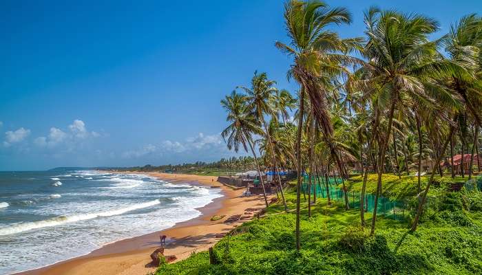 Belle plage de Sinquerim à Goa, l'une des célèbres destinations touristiques en Inde