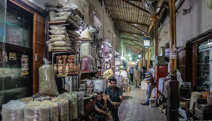 Faire du shopping sur la Souk Tour