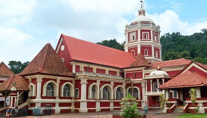 Shri Shantadurga célèbre temple hindou à Goa, c'est l'une des meilleur  endroits à visiter à Goa