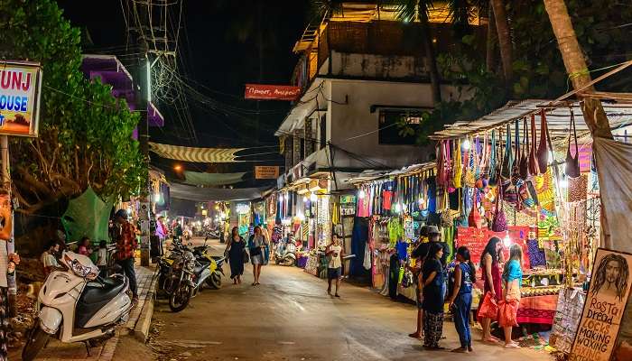 La vue nocturne de Tito's street, 