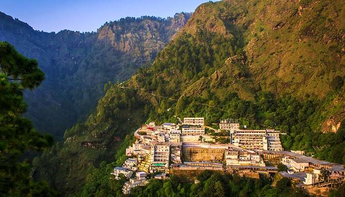 Explorez le lieu saint Vaishno Devi et recherchez les bénédictions