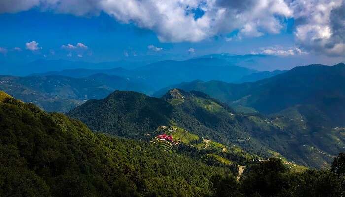 कनाटल उत्तराखंड में घूमने के लिए स्थान में सबसे अच्छी जगह है