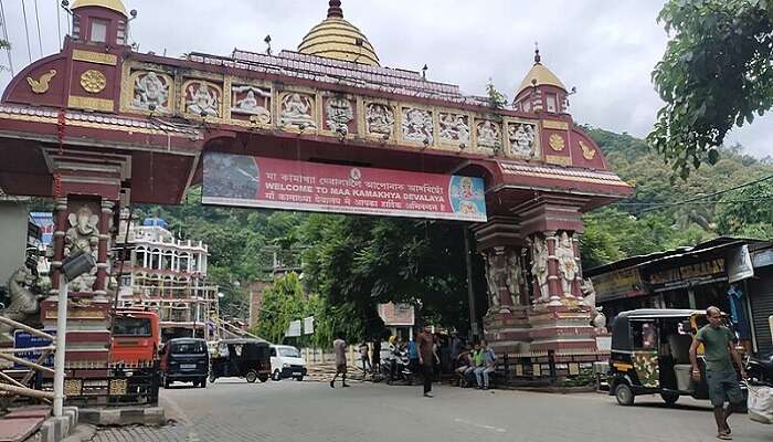 कामाख्या मंदिर असम में सबसे लोकप्रिय और प्रसिद्ध पर्यटन स्थलों में से एक है