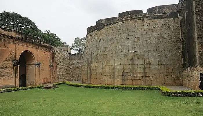 केम्पेगौड़ा बेंगलुरु के आसपास एक दिन में देखने लायक जगहें है