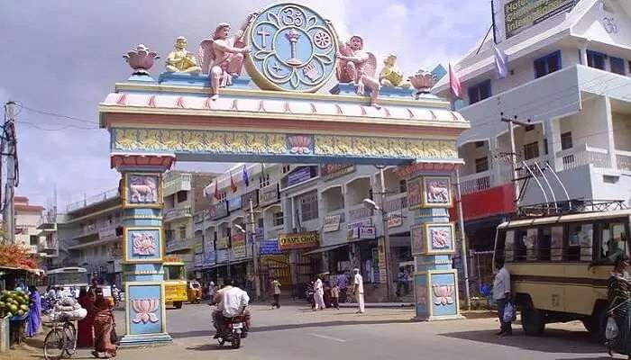 बेंगलुरु के आसपास एक दिन में देखने लायक जगहें में से एक पुट्टपर्थी है