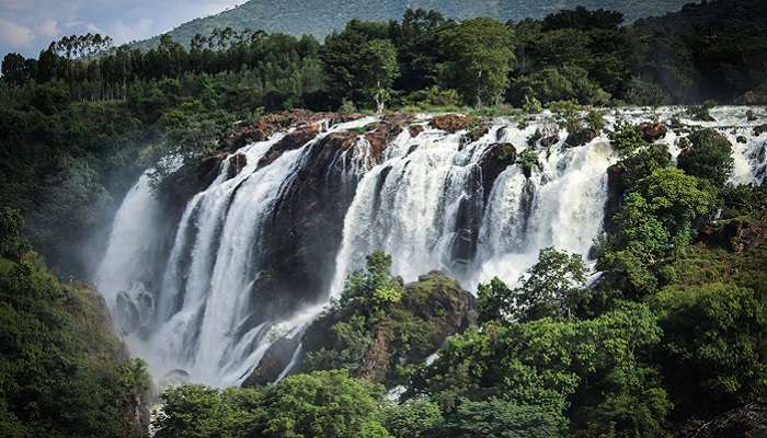 बेंगलुरु के आसपास एक दिन में देखने लायक जगहें में से एक शिवानासमुद्र झरना है