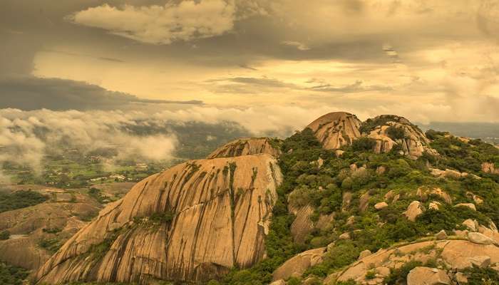 बैंगलोर में घूमने के लिए सबसे लोकप्रिय स्थानों में से एक, सावनदुर्गा है