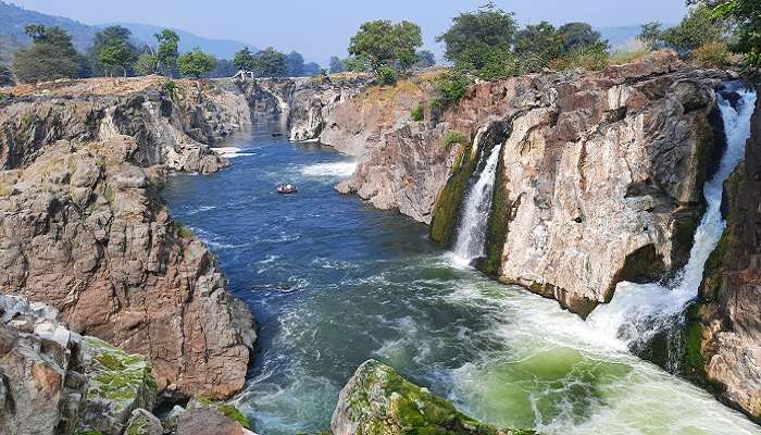 होगेनक्कल तमिलनाडु का लोकप्रिय दर्शनीय स्थल है