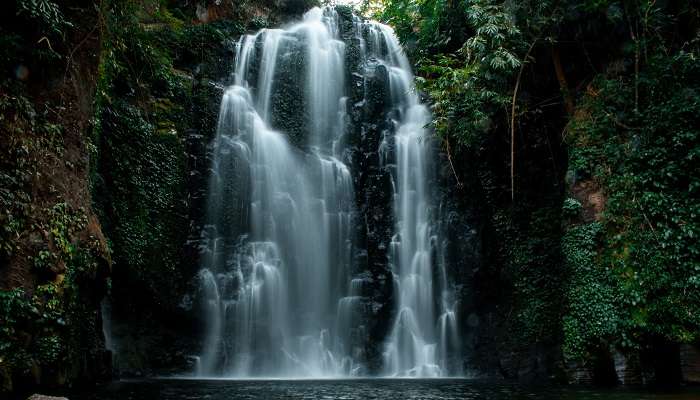 Cascades de Kakochang, c'est l'une des meilleur lieux touristiques en Assam