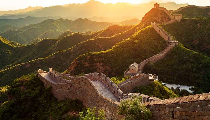 La vue magnifique du coucher de soleil sur la grande muraille de Chine