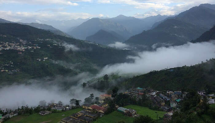 La vue incroyable de montagne de Chopta