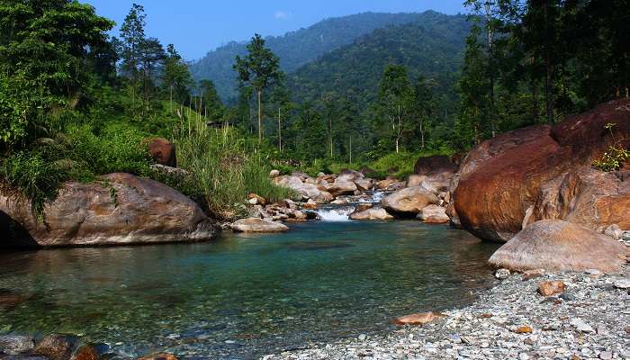 Explorez la fleuve de Jaldhaka entre le montagne, c'est l'une des meilleur escapades de week-end au départ de Kolkata