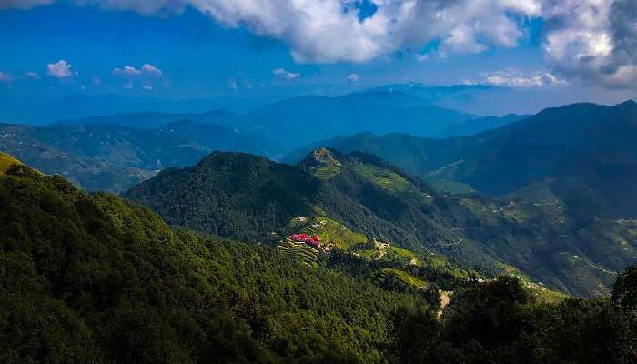 La vue magnifiques du montagne de Kanatal, c'est l'une des meilleur escapades de week-end au départ de Gurgaon