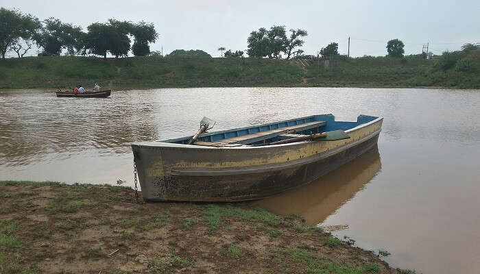 Un bateau à rames sur les rives du lac Damdama, l'une des meilleur escapades de week-end au départ de Gurgaon