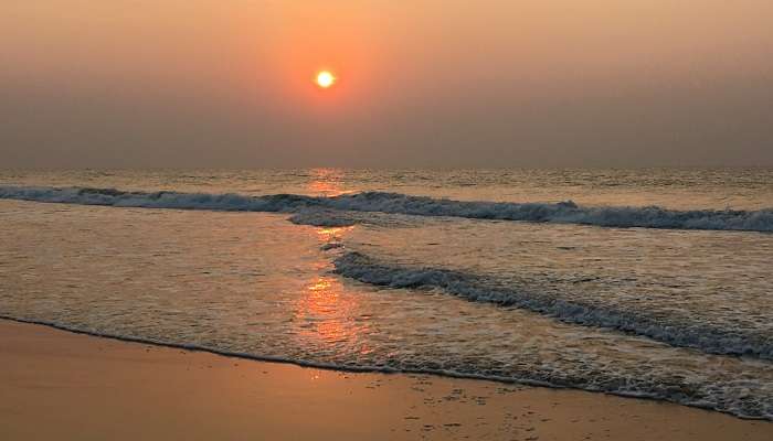 La vue de coucher du soleil sur la plage, c'est l'une des meilleur escapades de week-end au départ de Kolkata