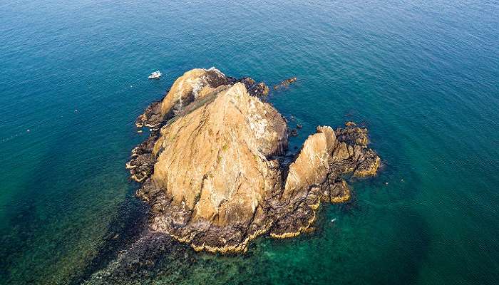 Discover the wonders of Snoopy Island and take part in water activities