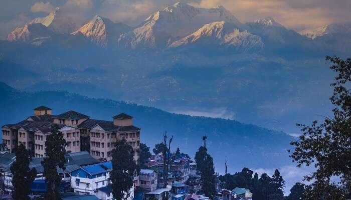 दार्जिलिंग भारत में गर्मियों की छुट्टियों के लिए बेहतरीन जगहों में से एक है