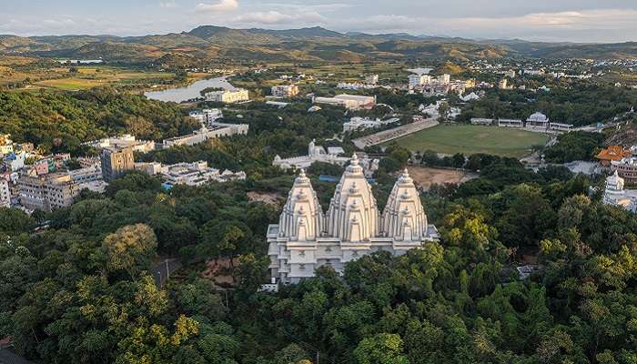 चेन्नई के निकट पर्यटन स्थल में पुट्टपर्ती सबसे खूबसूरत जगह है