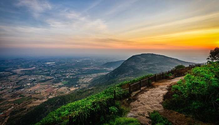 La vue incroyable de Collines de Nandi, C’est l’une des meilleurs lieux touristiques en Inde du Sud pendant l’été