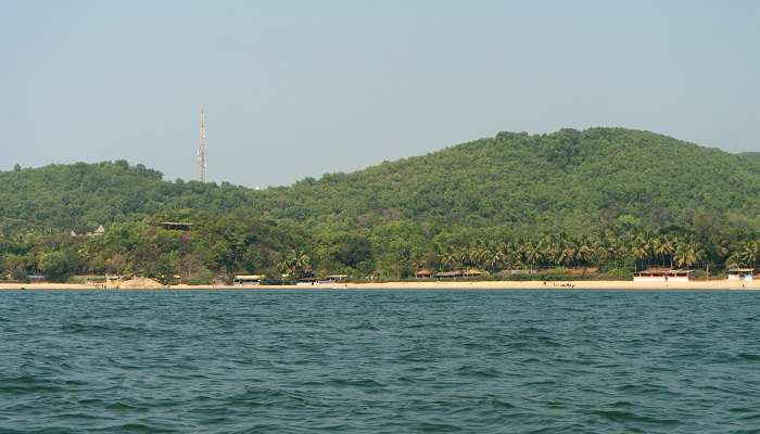 La vue de plage Om, Gokarna, C’est l’une des meilleurs lieux touristiques en Inde du Sud pendant l’été