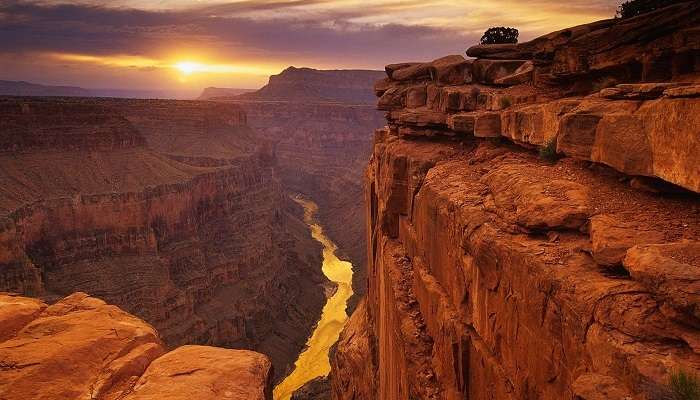 La vue magnifique du coucher du soleil sur la Grand Canyon, c'est l'une des meilleurs endroits à visiter en avril