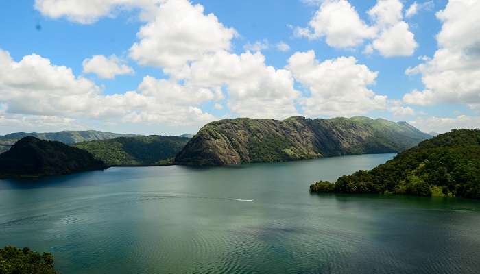 La vue magnifique de lac Idukki, Kérala, C’est l’une des meilleurs lieux touristiques en Inde du Sud pendant l’été