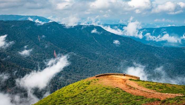 Image d'une belle montagne avec de l'herbe verte et un ciel magnifique