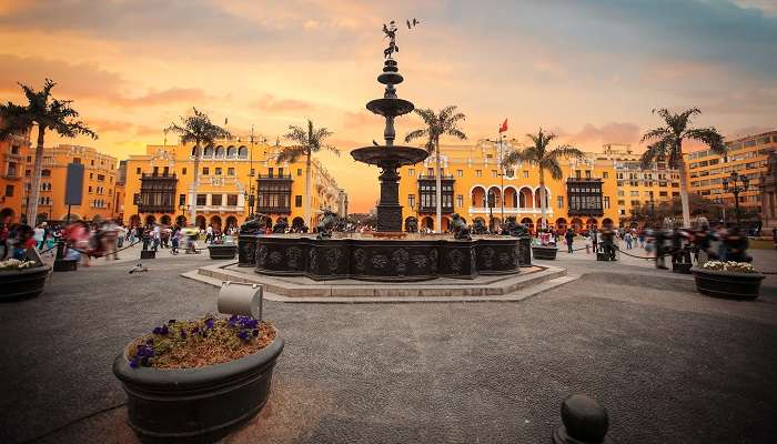 Lima, Perou, La vue panaromiques de Lima  place principale et l'eglise  de Cathedral, C’est l’une des meilleurs endroits à visiter en mars dans le monde