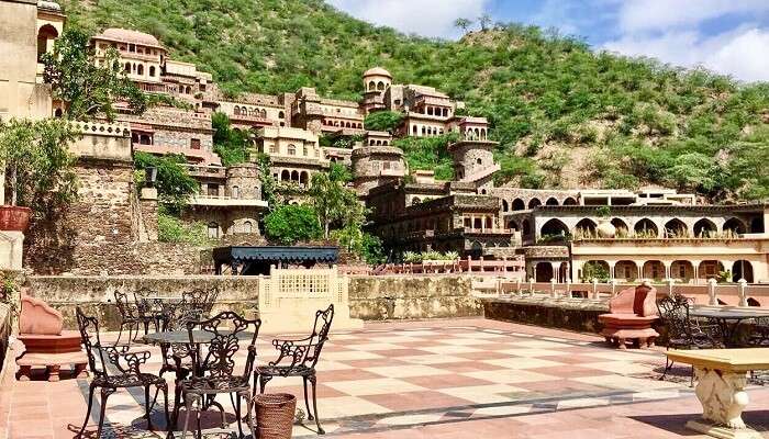 Neemrana Fort Palace, le magnifiques palais historiques, c'est l'une des meilleurs complexes hôteliers près de Delhi