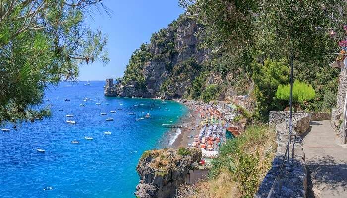 Plage de Fornillo, c'est l'une des meilleures plages près de Naples