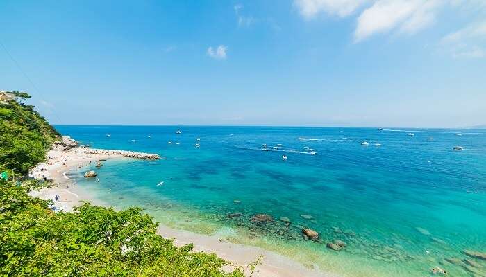 Plage de Marina Grande, c'est l'une des meilleures plages près de Naples