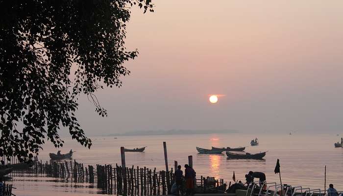 La vue magnifique de lever du soleil, sur la plage de Yanam, C’est l’une des meilleures plages près de Hyderabad