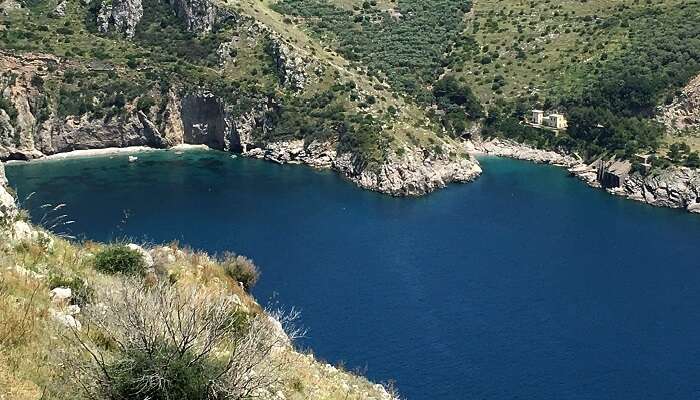 Plage de la baie de Lerant, l'une des meilleures plages près de Naples