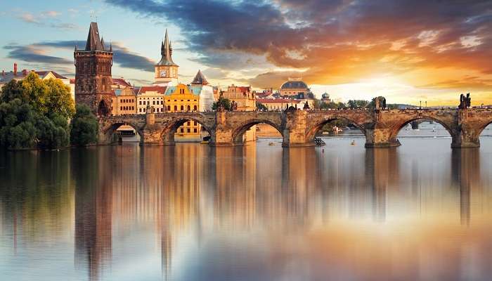 Prage le vue magnifique de pont de charles,  C’est l’une des meilleurs endroits à visiter en mars dans le monde