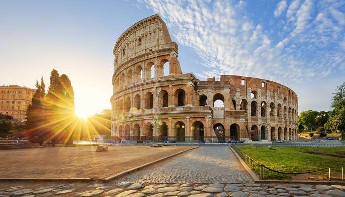 La vue incroyable du lever du soleil sur Colosseum, Rome, c'est l'une des meilleurs endroits à visiter en avril