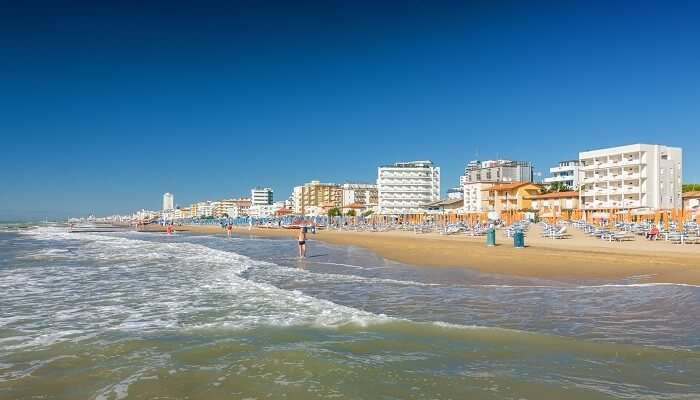 Touriste du Lido, c'est l'une des meilleures plages près de Naples