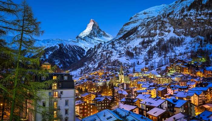 Vue aérienne sur la vallée de Zermatt et le pic du Cervin.