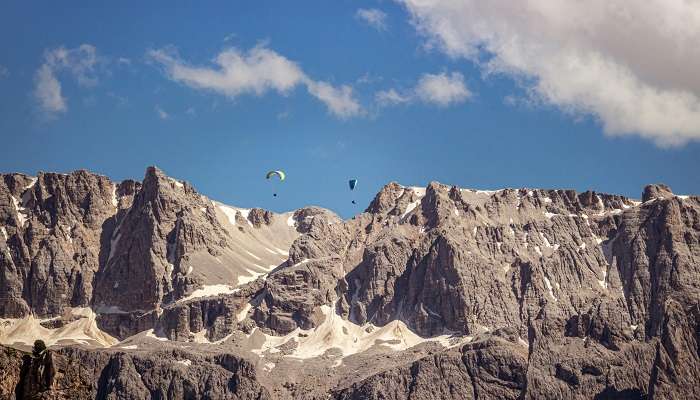 भारत में सबसे अच्छे स्काइडाइविंग स्थानों में से एक, एंबी वैली है