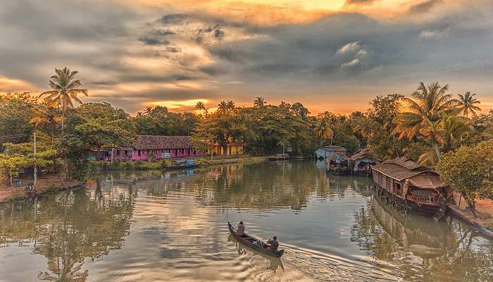 कुमारकोम गर्मियों के दौरान दक्षिण भारत के पर्यटक स्थलों में सबसे अच्छा है