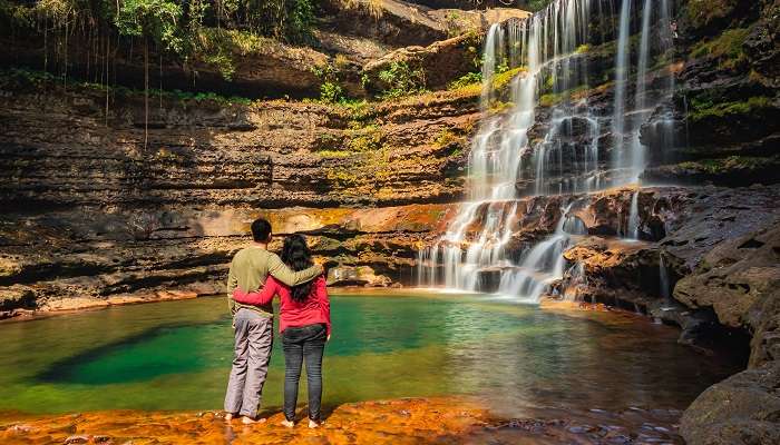 चेरापूंजी भारत में सर्वश्रेष्ठ हनीमून स्थल में से एक है