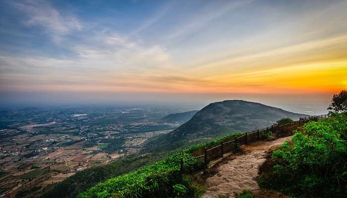 नंदी हिल्स निस्संदेह गर्मियों के दौरान दक्षिण भारत के सबसे आश्चर्यजनक पर्यटन स्थलों में से एक है