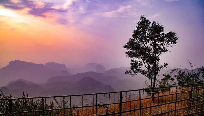 सतपुड़ा रेंज में एक प्रमुख पड़ाव के रूप में प्रसिद्ध, पचमढ़ी स्पष्ट रूप से एक पर्यटक स्थल है